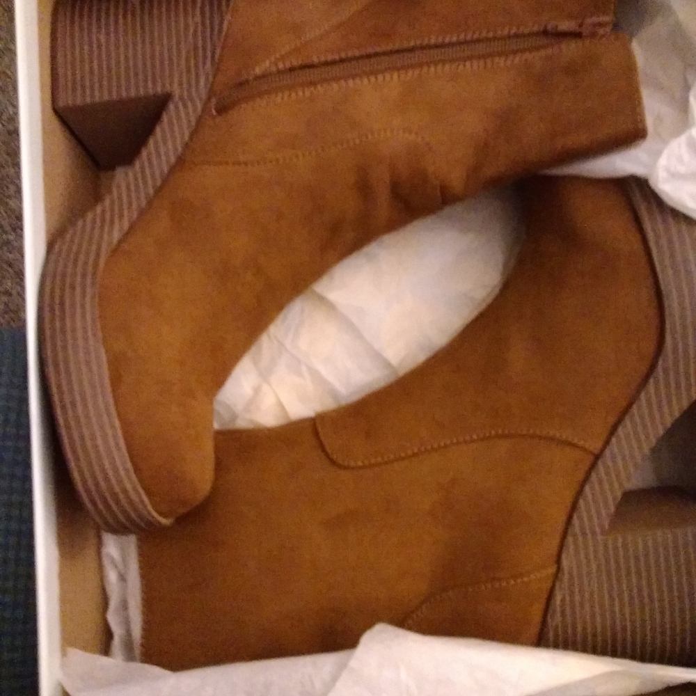 Size 8.5 women's miski Cognac heal boots
